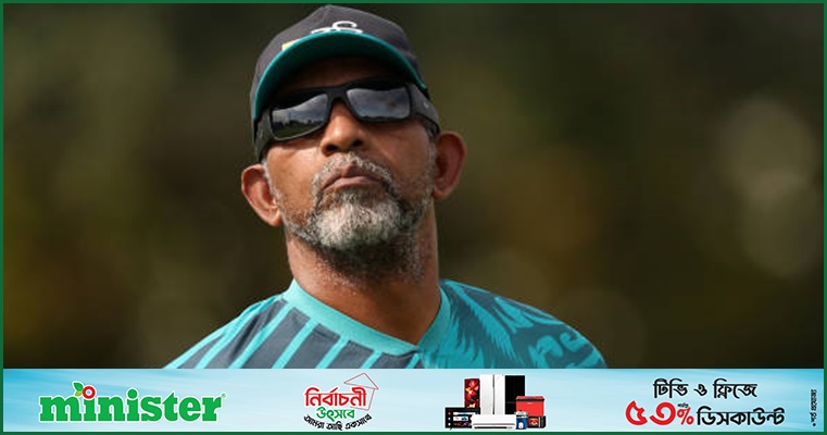 অনিশ্চয়তার মাঝে আলোর রেখা খুঁজছেন সিমন্স